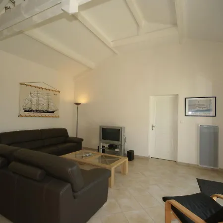 Charming With Dishwasher Located At Golf Course *