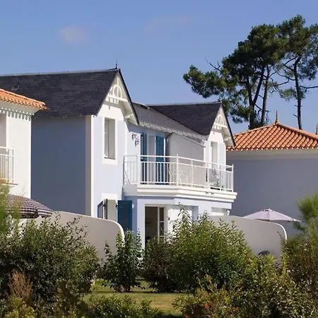 Charming With Dishwasher Located At Golf Course *