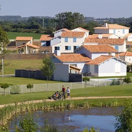 Charming With Dishwasher Located At Golf Course *